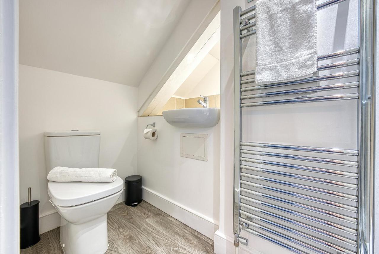 Ashcroft Loft By Timeless Stays - Stunning 3 Bedroom, 2 Bathrooms, Charming Central Apartment Featuring A Balcony Cirencester Exterior foto